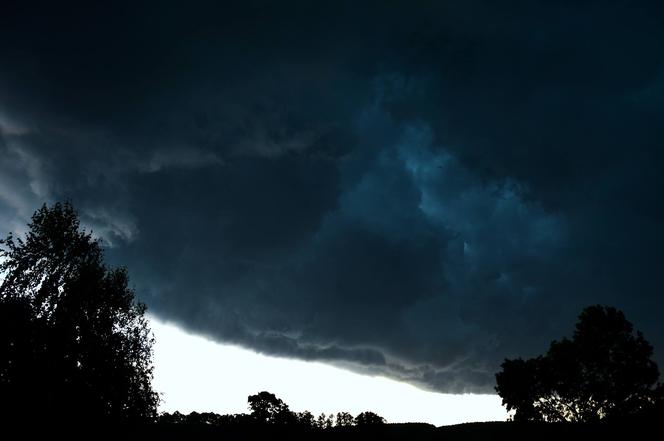 Burza to piękne i niebezpieczne zjawisko. Zobaczcie, jak wygląda w waszych obiektywach. Te zdjęcia są wspaniałe!