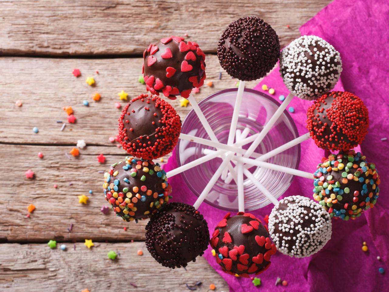 Cake pops na walentynki. Jak zrobić takie ciastka na patyku?