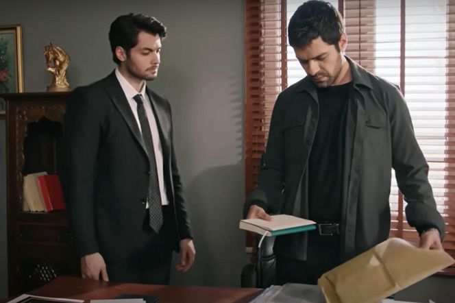 Halil odbierze przesyłkę, w której znajdzie się stary notes jego ojca 