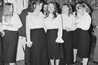 QUIZ PRL. Studniówka w PRL-u: biała bluzka, polonez i oranżada. Czy ktoś to jeszcze pamięta? 