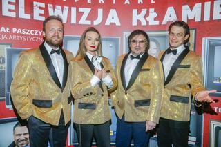 Bartosz Opania, Bartek Kasprzykowski, Tamara Arciuch, Adam Fidusiewicz w spektaklu Telewizja kłamie