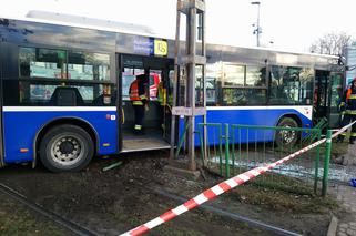 Dramatyczny wypadek w Krakowie. Tramwaj zderzył się z autobusem, są ranni