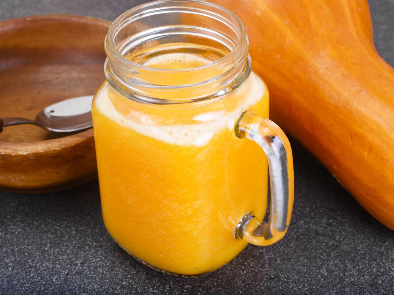 Napój z dyni: koktajl dyniowy z mango, imbirem i herbatą jaśminową