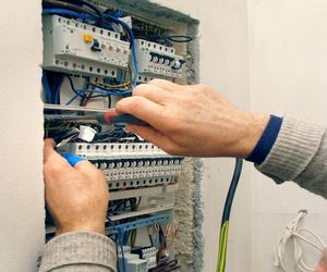 Ochrona przeciwprzepięciowa uchroni instalację elektryczną przed skutkami uderzenia pioruna 