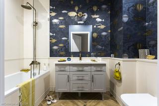 Granatowo-złota łazienka: baśniowa aranżacja pokoju kąpielowego