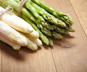 Wiosenny przysmak, który wspiera zdrowie. Właściwości białych i zielonych szparagów