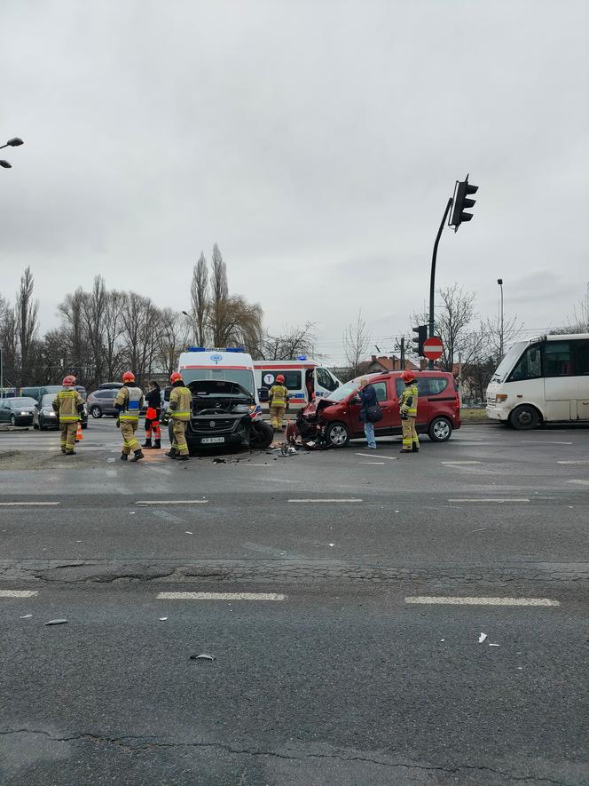 Kraków. Wypadek karetki jadącą na sygnale z pacjentem