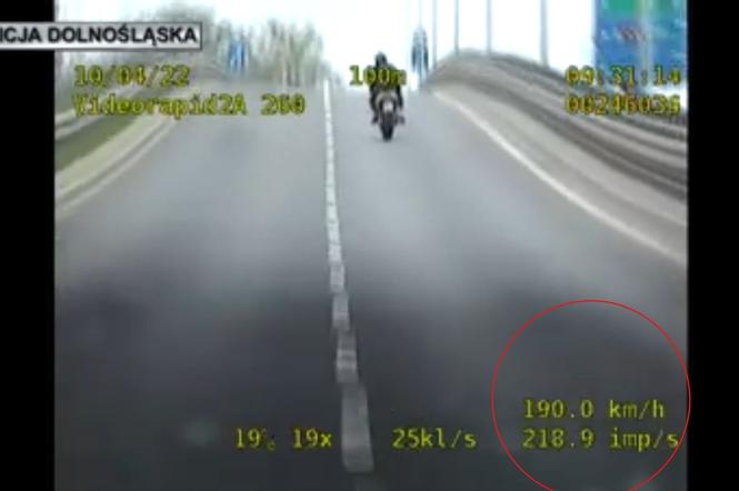 Jechał prawie 200km/h! Skrajnie nieodpowiedzialny motocyklista był pod wpłwem narkotyków [FILM]