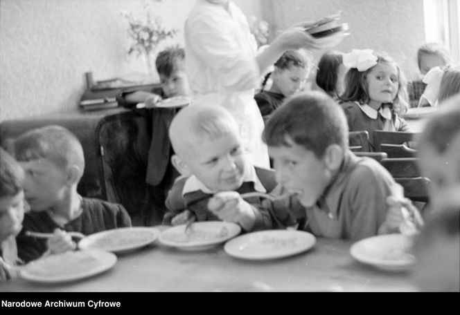 QUIZ PRL. Smaki lata w PRL-u: Czy pamiętasz letnie przysmaki swojego dzieciństwa?