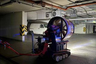 Pokazali jak wygląda wnętrze spalonego garażu w Ząbkach. Ogień pojawił się w nocy. Ewakuowano 300 osób