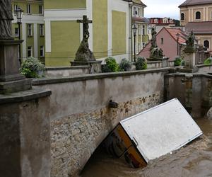 Dynamiczna sytuacja powodziowa. Rzeka Nysa Kłodzka zalała Kłodzko, 15 bm