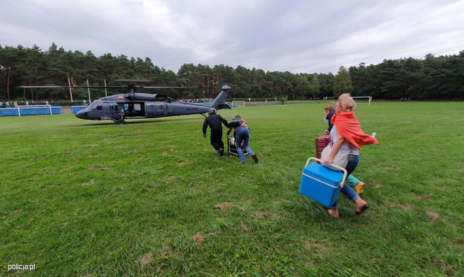 Policyjny śmigłowiec Black Hawk wylądował we Wrocławiu. Dzięki temu lekarze uratowali życie człowieka [ZDJĘCIA]