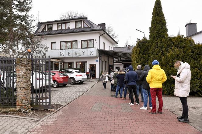 Gigantyczne kolejki po słodkości. Politycy z pączkami na ulicy. Tak wygądał tłusty czwartek w Warszawie