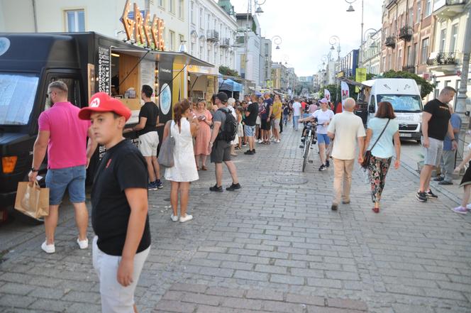 Ostatnia niedziela lata 2023 w Kielcach. Tłumy w centrum miasta