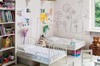 Białe, metalowe łóżka w pokoju dziecięcym