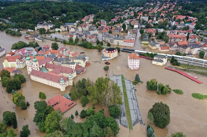 Dynamiczna sytuacja powodziowa. Rzeka Nysa Kłodzka zalała Kłodzko, 15 bm