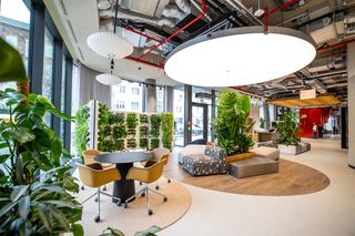To naprawdę biuro marzeń. Pełen roślin i kolorów Warsaw Dream Space, czyli hub ING w biurowcu The Form