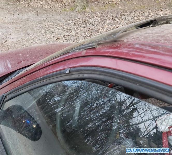 Szyba z innego auta przytwierdzona pianką montażową. Policjanci nie wierzyli w to co zobaczyli