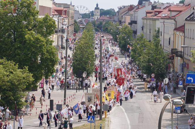 Boże Ciało 2024. Tłumy wiernych przeszły w procesji ulicami Białegostoku