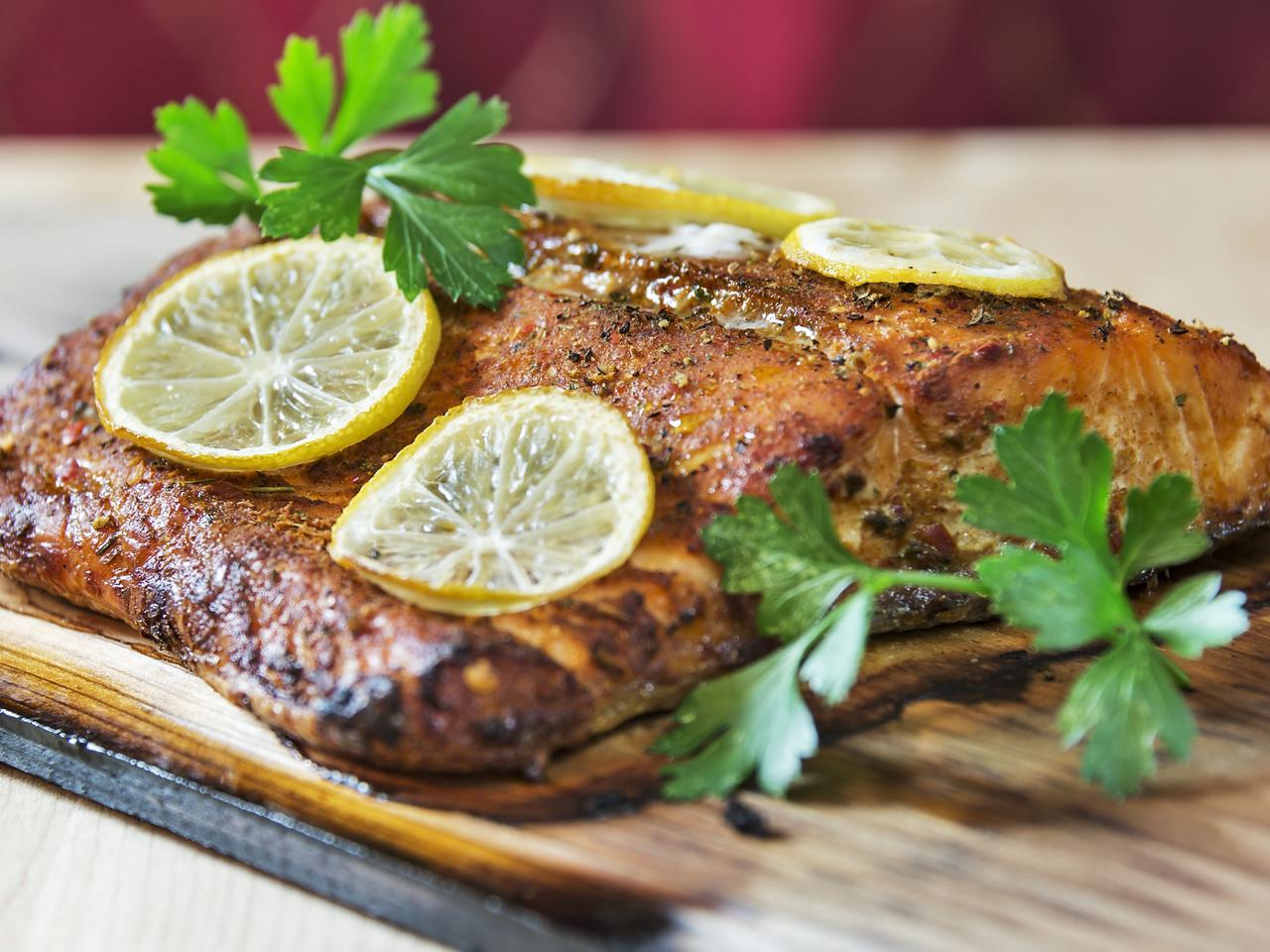 Łosoś z pietruszką: pyszne i delikatne danie z grilla