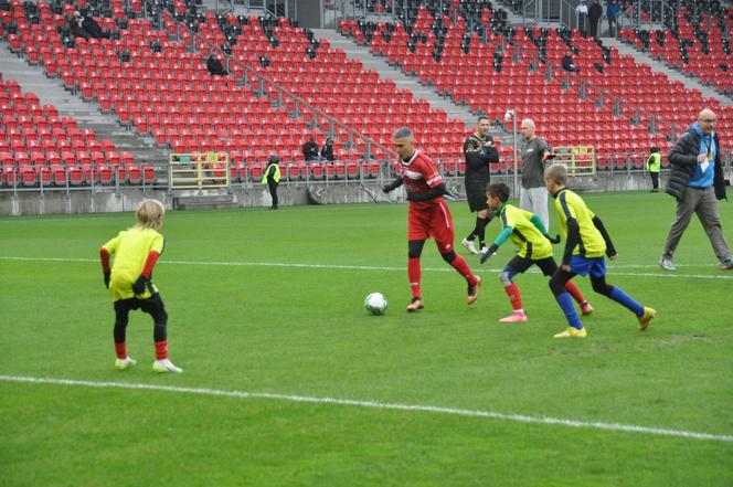 W Tychach grają gwiazdy światowego futbolu. Najpierw był pokazowy trening z młodzieżą