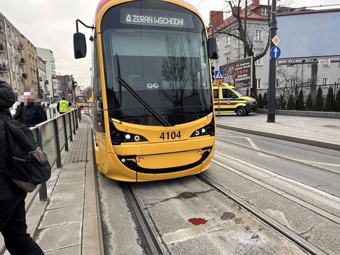 Weszła na czerwonym świetle wprost pod tramwaj. Tragiczny finał wypadku w Warszawie. Nie żyje 42-letnia kobieta