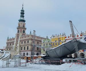 Zawaliła się plenerowa scena na Rynku Wielkim w Zamościu. Nie wytrzymała naporu śniegu