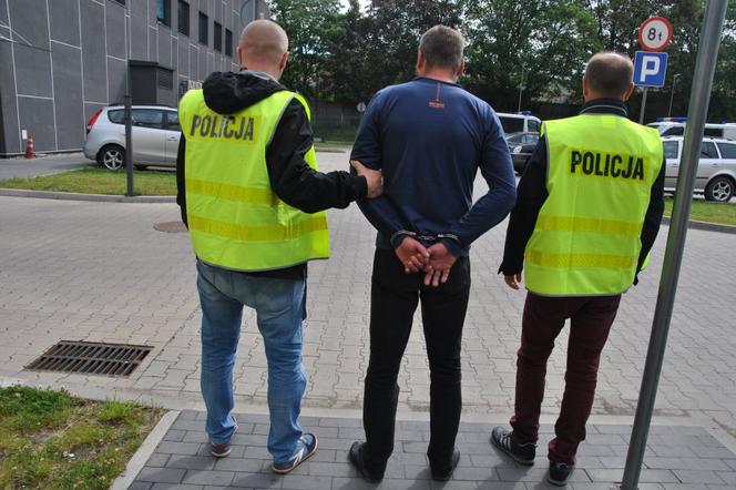 Mężczyzna konwojowany przez policję