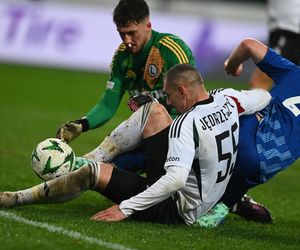 Kacper Tobiasz kopnięty w głowę na meczu Legia - Molde