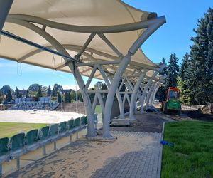 Budowa stadionu w Starachowicach. Na murawie już zielono