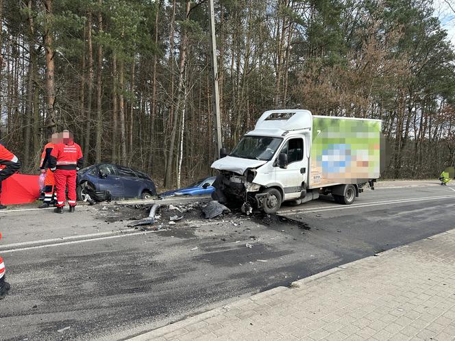 Tragedia w Klembowie. Z auta zostały strzępy, kierowca nie żyje. Są ranni