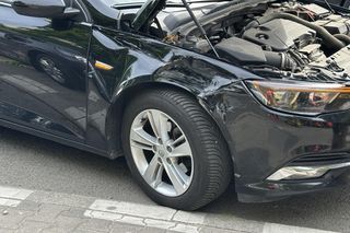 Motocyklista zderzył się z oplem i walnął w forda. Poważny wypadek na Pradze-Północ kont. Warszawa