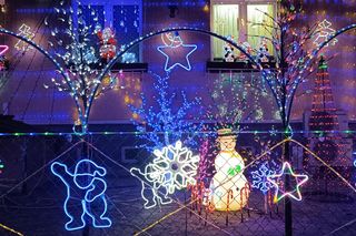 Świateczna iluminacja na jednej z posesji na Starych Bielanach 2024