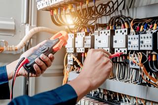Kto przeprowadza kontrole instalacji elektrycznych w budynkach komercyjnych? 