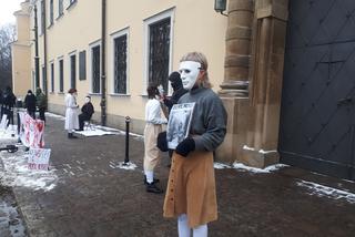 Wyszli na ulicę żeby pokazać swój sprzeciw. Performance przed krakowską kurią [WIDEO]