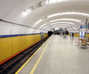 Metro w Warszawie już wozi pasażerów, ale wciąż są drążone nowe linie