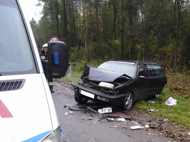 Volkswagen zderzył się z traktorem. Dwie osoby ranne 
