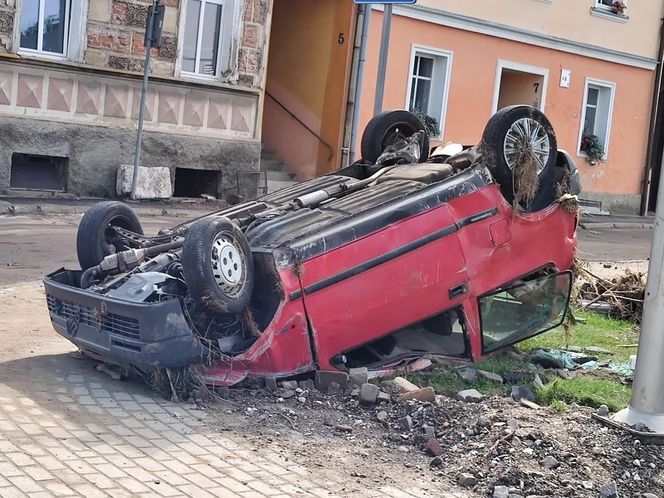 ​Troje znajomych leszczynian od rana rozwozi dary powodzianom