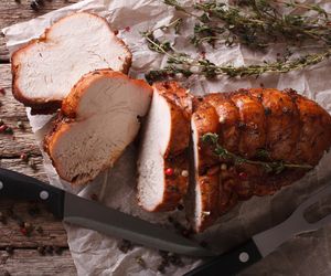Ziołowy filet z indyka: najlepsza pierś indycza pieczona w maśle ziołowym