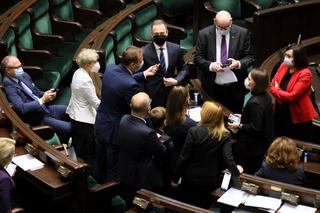 ZAMIESZANIE w Sejmie! Obrady odłożone. Terlecki grzmi: Obstrukcja!
