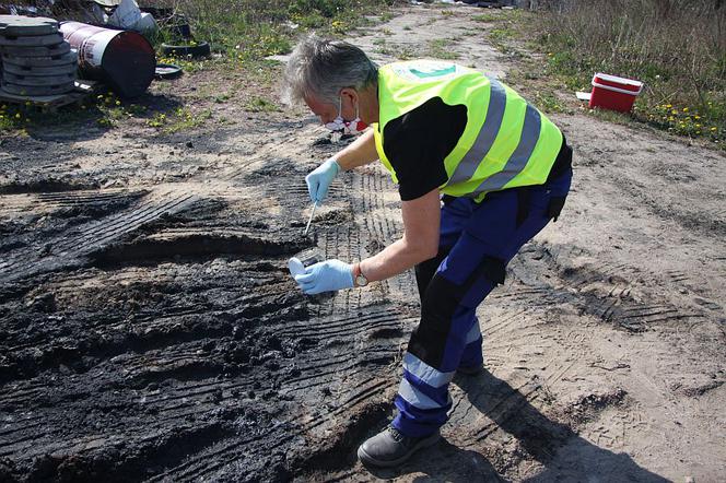 Prokuratura Płock: Trzymał z matką 1,5 mln litrów odpadów. Wszedł na dach i uciekał! [ZDJĘCIA]