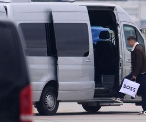 Robert Lewandowski ze szpanerką siatą wysiadł z samolotu