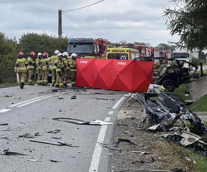 Tragedia na Mazowszu. Auto wjechało w tira. Nie żyją dwie osoby, jedna walczy o życie