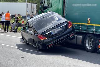 Jaguar stracił koła, mercedes wbił się w ciężarówkę. Spektakularne zderzenie na S8 w Warszawie