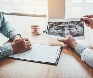 Jak psują się zęby? Ból, ropa i torbiele - skutki unikania dentysty