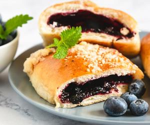 Prawdziwe jagodzianki z mascarpone. Sekretny przepis na idealne bułeczki pełne jagód