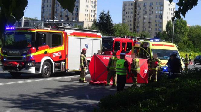 Auto wjechało w przystanek w Warszawie. Dwie osoby nie żyją