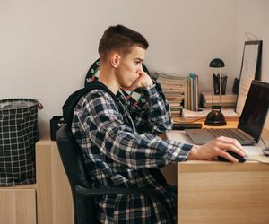 Rodzicu, czy wiesz, co twoje dziecko robi w sieci? Najnowszy raport NASK „Nastolatki” ukazuje niepokojącą skalę cyberprzemocy