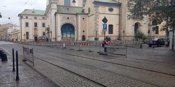 Kuriozum w centrum Krakowa. Tramwaje przepuszcza "dróżnik"