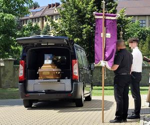 Kolorowe kwiaty i morze łez na pogrzebie Katarzyny z Raby Wyżnej. Zazdrosny mąż zabił ją 10 metrów od domu